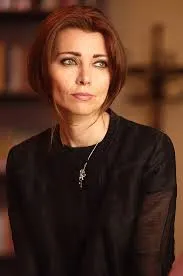 ELİF ŞAFAK (1971-)